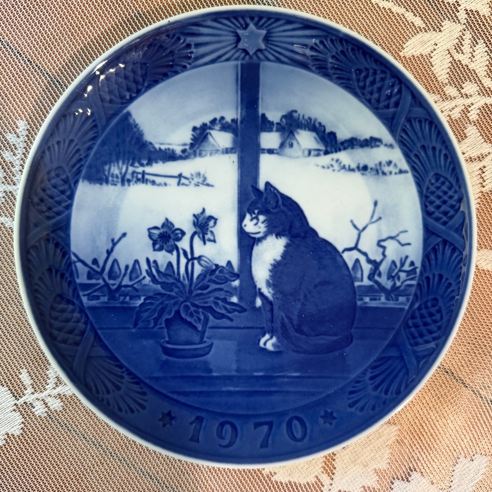 Vintage Royal Copenhagen 1970 Christmas Plate Cat 7.25 Blue White Denmark